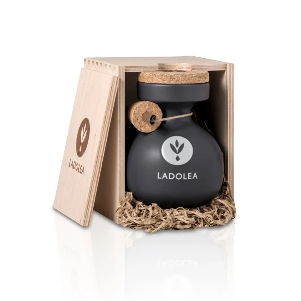 Ulei de măsline extravirgin LADOLEA<em>varietate Megaritiki</em> 200 / 600 ml - Edție de Lux în Olivieră din Ceramică Lucrată Manual